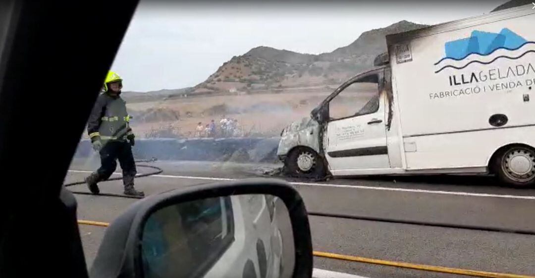 Imagen del camión parcialment calcinado