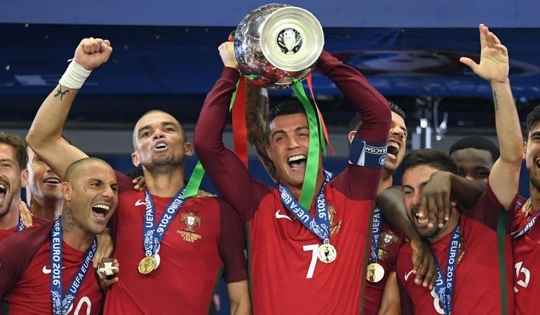 Cristiano Ronaldo levanta el trofeo de la Eurocopa ganada con Portugal