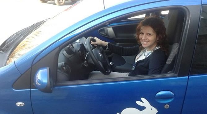 Una usuaria de alquiler de coches en la ciudad