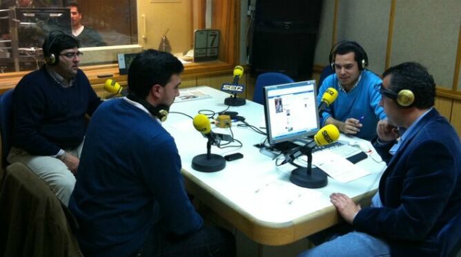 En la imagen, los contertulios Alvaro Enríquez. Moisés Ruz y Carlos Moya, junto al presentador del programa, Paco García.