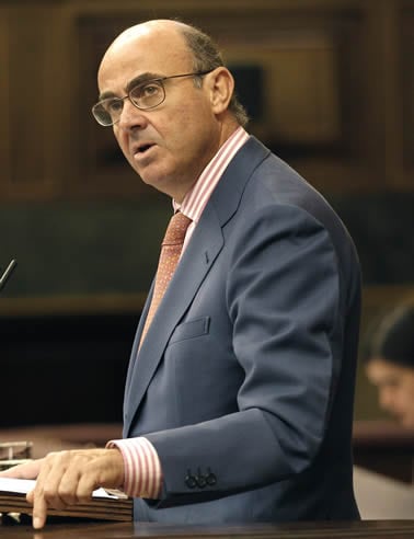 Luis de Guindos, durante su intervención en la sesión de control al Gobierno