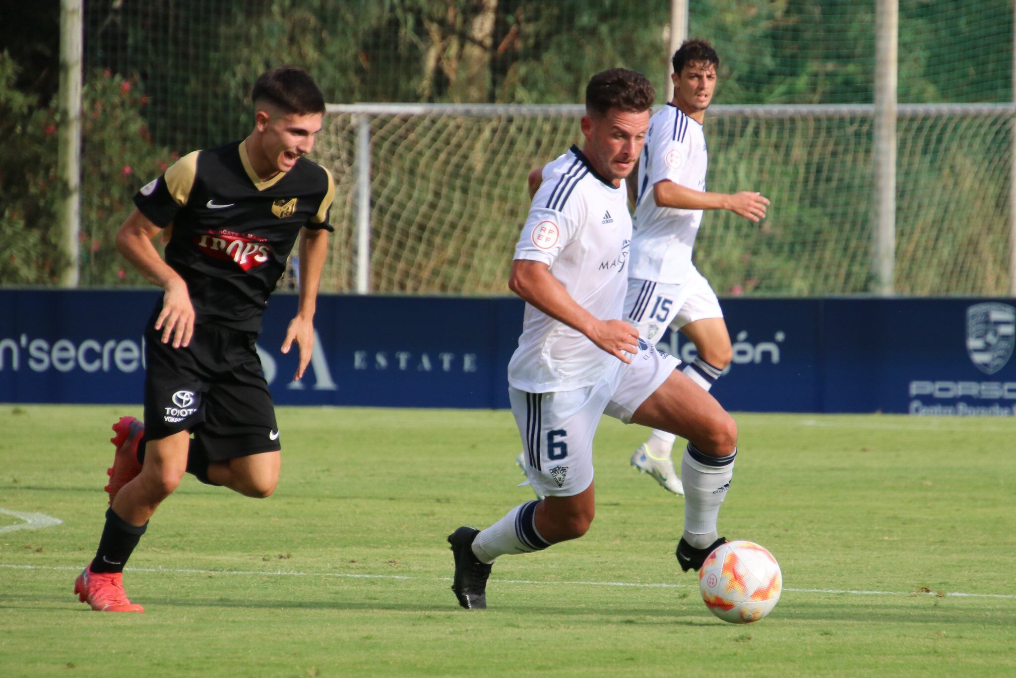 David Hinojosa en un partido del Marbella FC