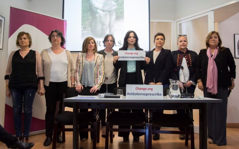 La actriz que fuera presidenta de la Academia del Cine español, Aitana Sánchez-Gijón, sostiene un cartel en la presentación hoy en Sevilla de una campaña nacional de recogida de firmas a través de la plataforma online Change.org para reclamar un cambio en