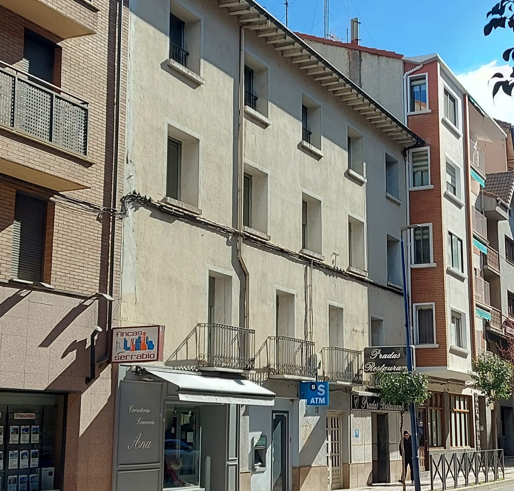 Viviendas en la calle Serrablo