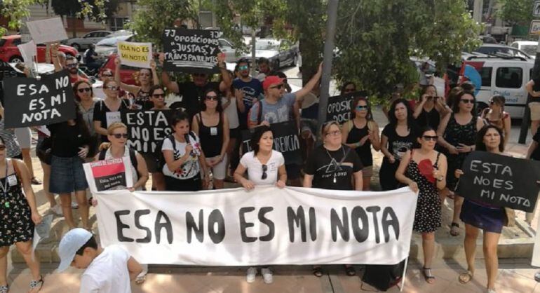 Protestas de los opositores frente a las puertas de la Consejería de Educación