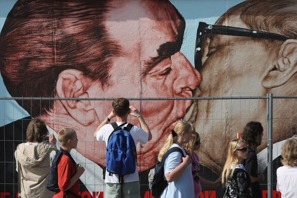 La pintura más celebre de la &#039;East Side Gallery&#039; es la que calca sobre el muro una de las más célebres fotografías de la Guerra Fría, &#039;El beso fraternal&#039; del presidente del Soviet Supremo (jefe del Estado), Leónidas Breznev, y el líder de la Alemania del este, Erich Honecker.