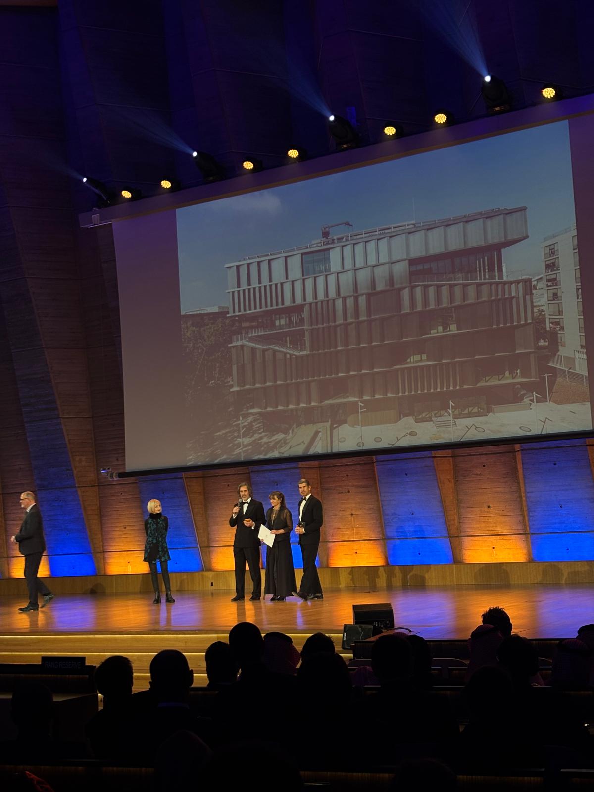Circular Studio y LCI Barcelona recibiendo el galardón en el auditorio de la UNESCO en París