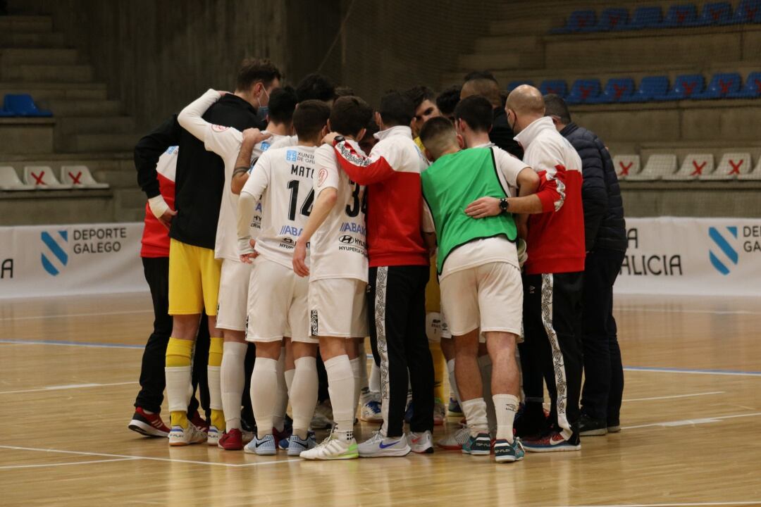 Los integrantes del Santiago hacen piña tras el partido ante el Bisontes de Castellón