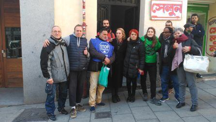 Juan (segundo por la izquierda) después de conocer que se paralizaba el desahucio de su vivienda en la calle Lavapiés.