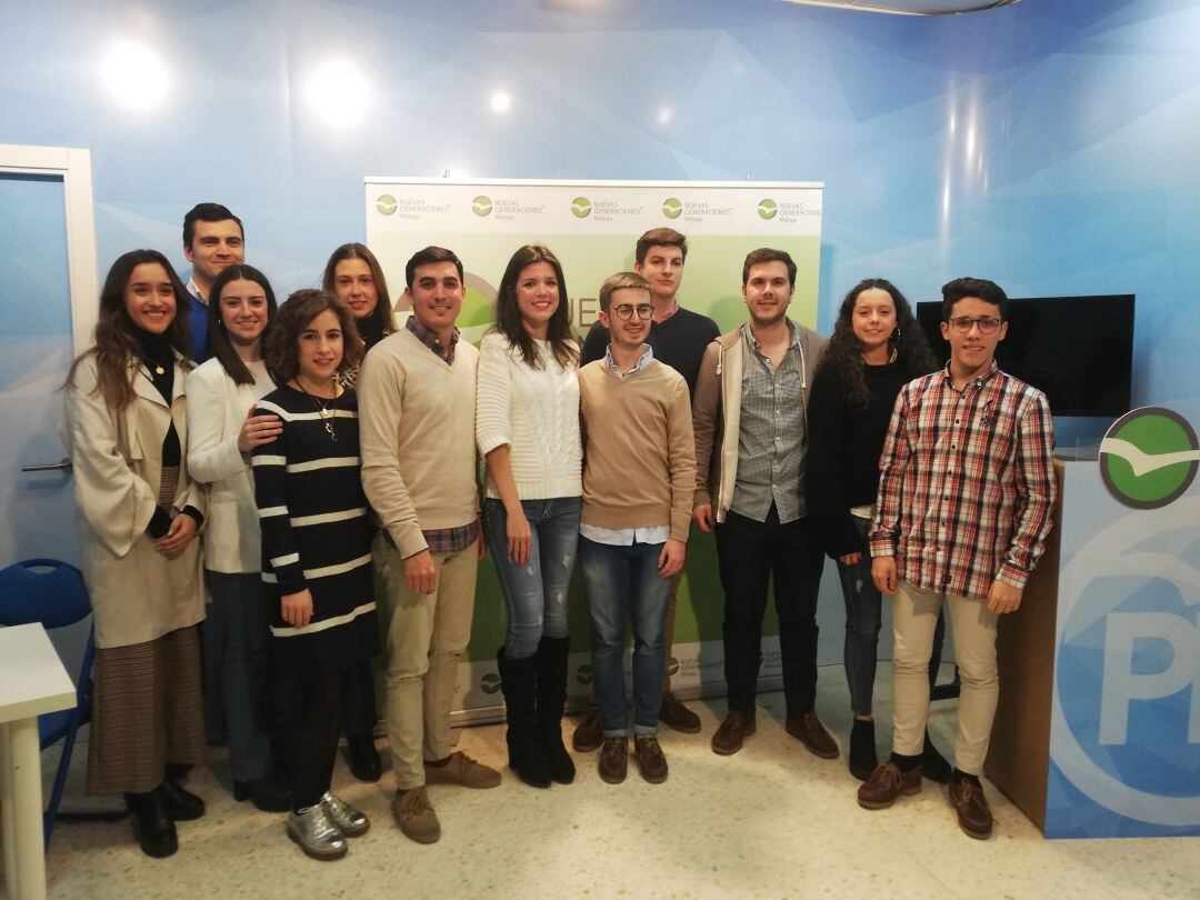 Miembros de la nueva ejecutiva de Nuevas Generaciones del PP de Ronda momentos antes de la asamblea local celebrada en la sede rondeña del partido