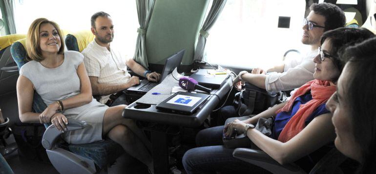 Cospedal departe con varios periodistas de su caravana electoral