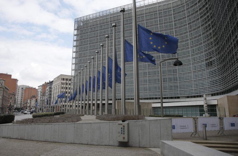 Vista de varias banderas a media asta en la sede de la Comisión Europea en Bruselas