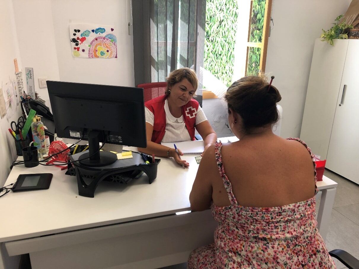 Atención personas usuarias para la tramitación de ayudas en Cruz Roja.