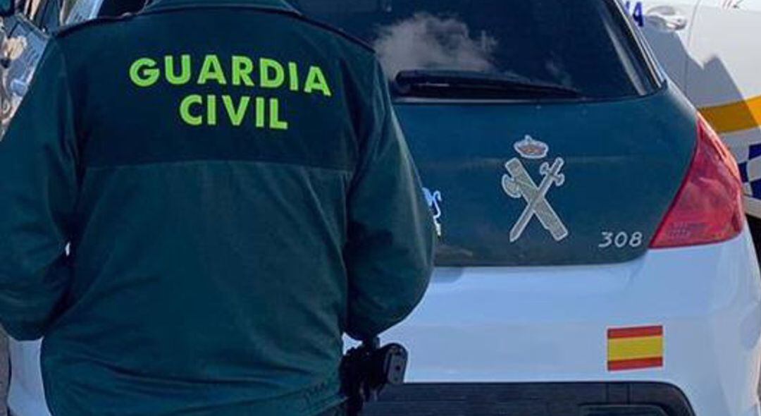 Un guardia civil junto a su unidad móvil.