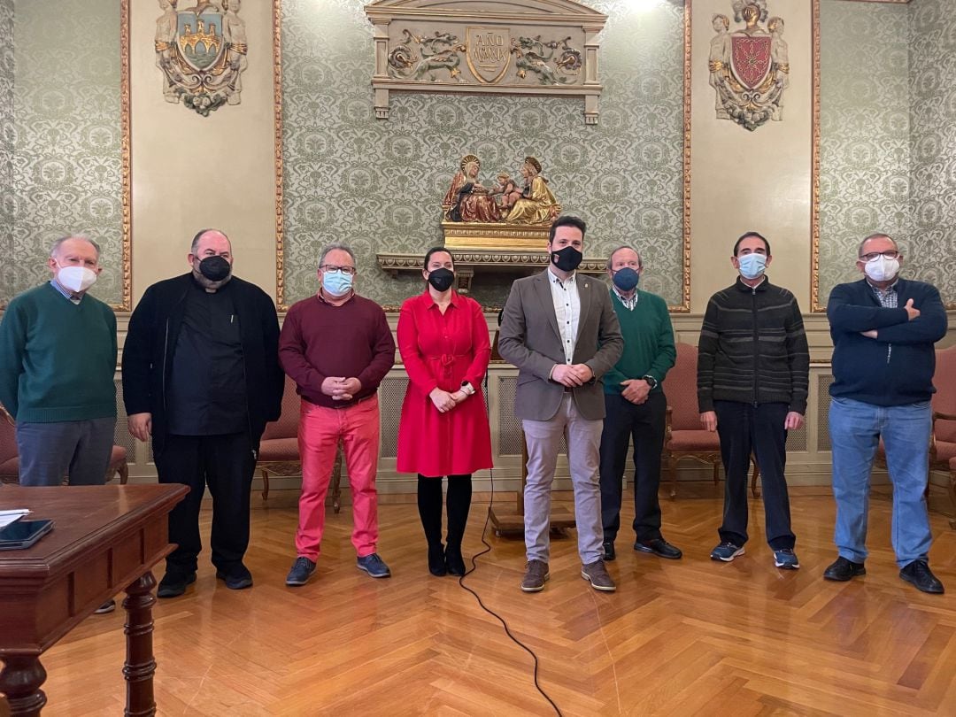 El alcalde de Tudela, Alejandro Toquero (en el centro) junto a representantes de todas las actividades de la Semana Santa