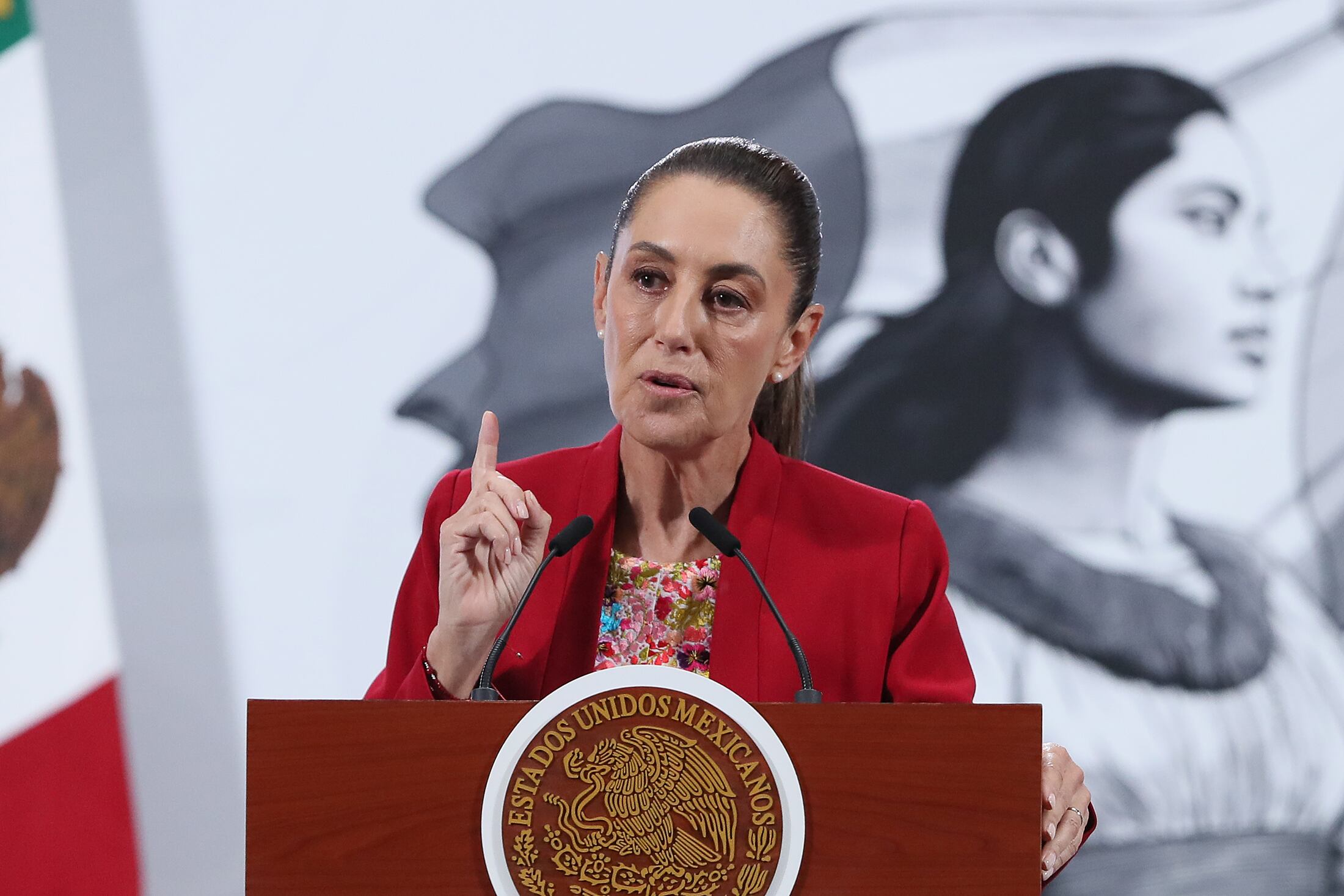 La presidenta de México, Claudia Sheinbaum, habla durante su conferencia de prensa matutina este lunes.