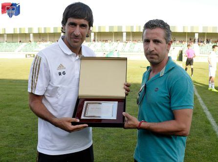 Raúl González recibió una placa del club en homenaje a su trayectoria futbolística