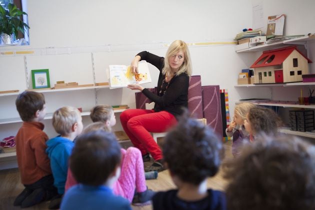 Una guía Montessori en un aula de una escuela inglesa.