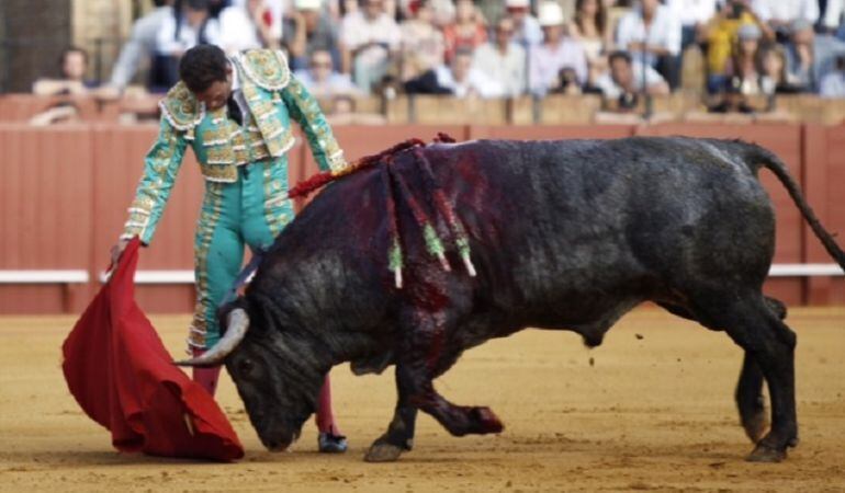 Antonio Ferrera, en un hondo derechazo al toro &#039;Mecanizado&#039;, de Victorino Martín, labor que le valió el premio a la mejor faena de la Feria de Abril 2015