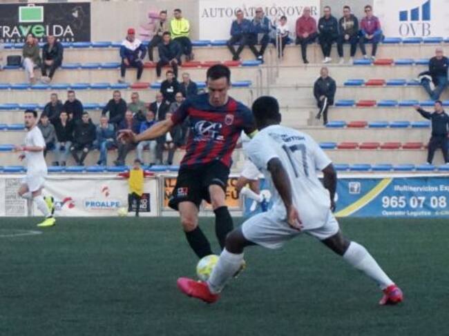 David López controla el balón