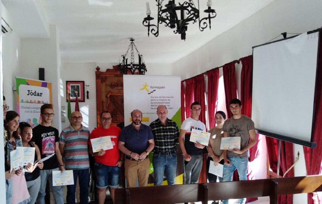 Foto de familia con diputado, alcalde y algunos de los alumnos y alumnas del curso