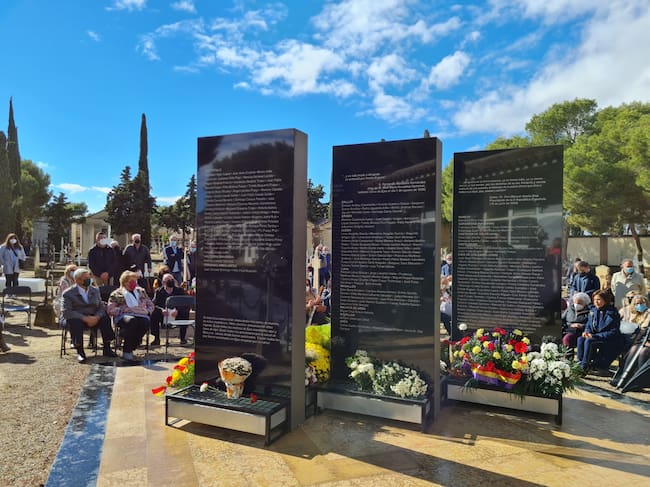 Foto memorial en el cementerio de Ejea