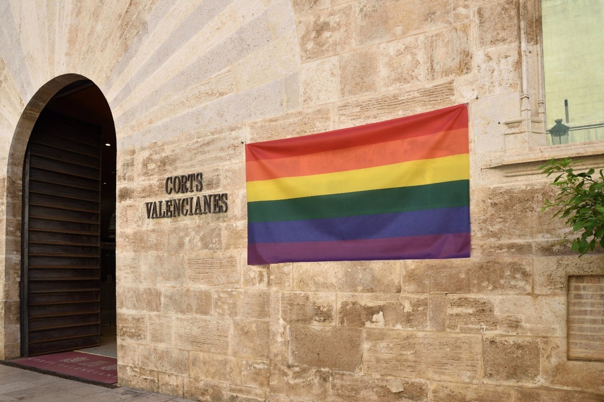 Bandera LGTBIQ+ en la fachada de Les Corts, en una imagen de archivo