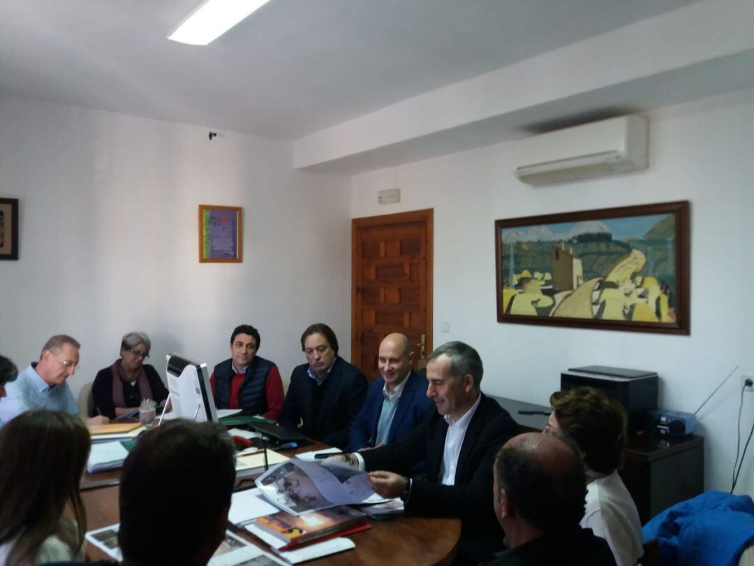 El director general, José Manuel Colmenero, maneja documentación del proyecto ante el alcalde