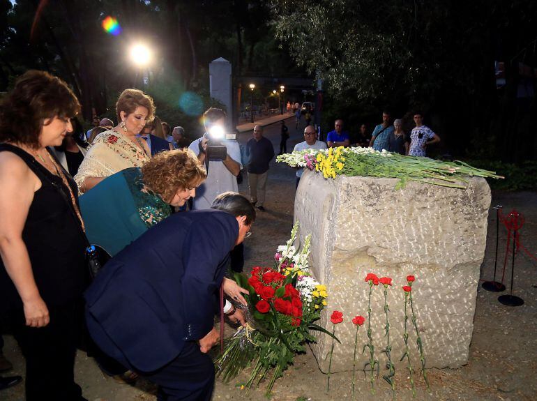 Ofrenda de flores ante el monolito que recuerda en Alfacar (Granada) a García Lorca y todas las víctimas de la guerra civil