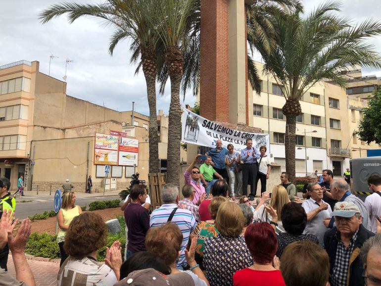 Vecinos y representantes de la Plataforma Salvemos la Cruz de la plaza de la Paz de la Vall d&#039;Uixó, esta mañana