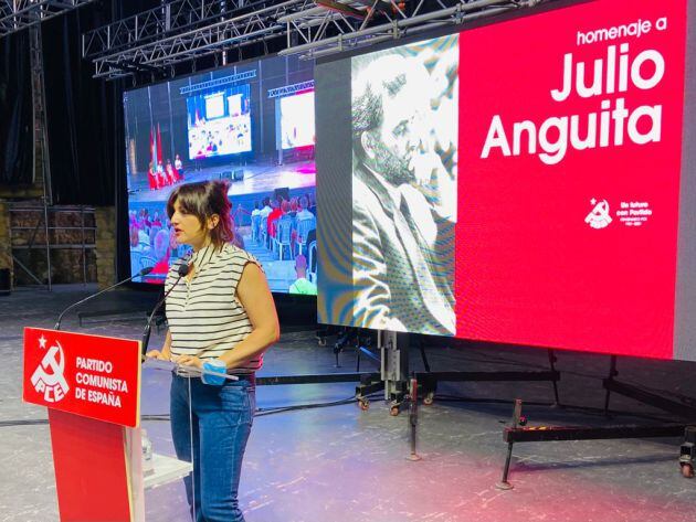 Ana, la hija de Julio Anguita, interviene en el acto-homenaje del PCE a su padre