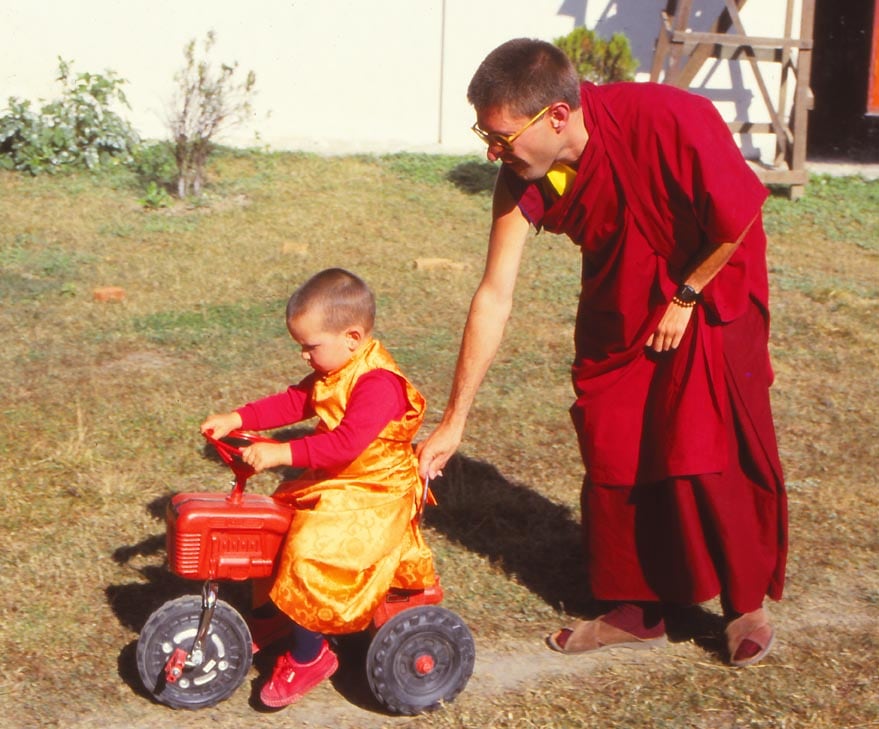 Osel Hita juega con un tractor cuando era un niño.