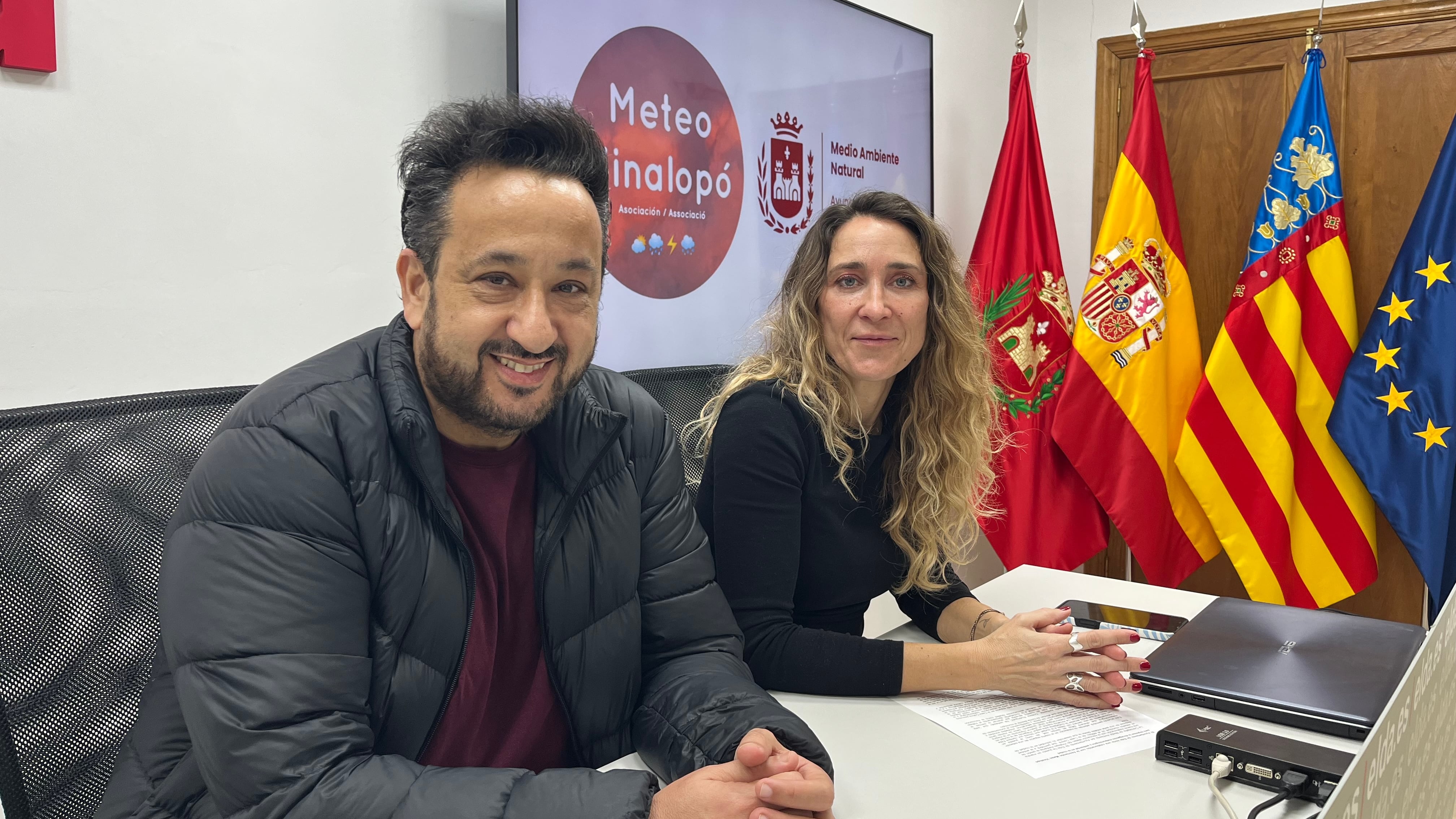 Lluís Francés, representante de MeteoVinalopó; junto a Cristina Rodríguez, concejala de Medio Ambiente de Elda