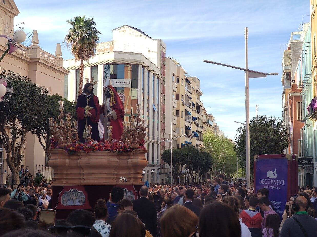 Imagen de Cristo de la Cofradía de Caridad y Salud durante su estación de penitencia en el Lunes Santo jiennense