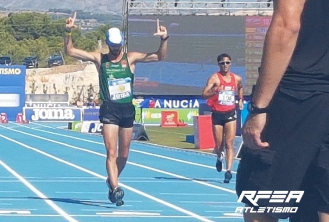 Álvaro Martín entrando a meta, a la derecha Miguel Ángel López