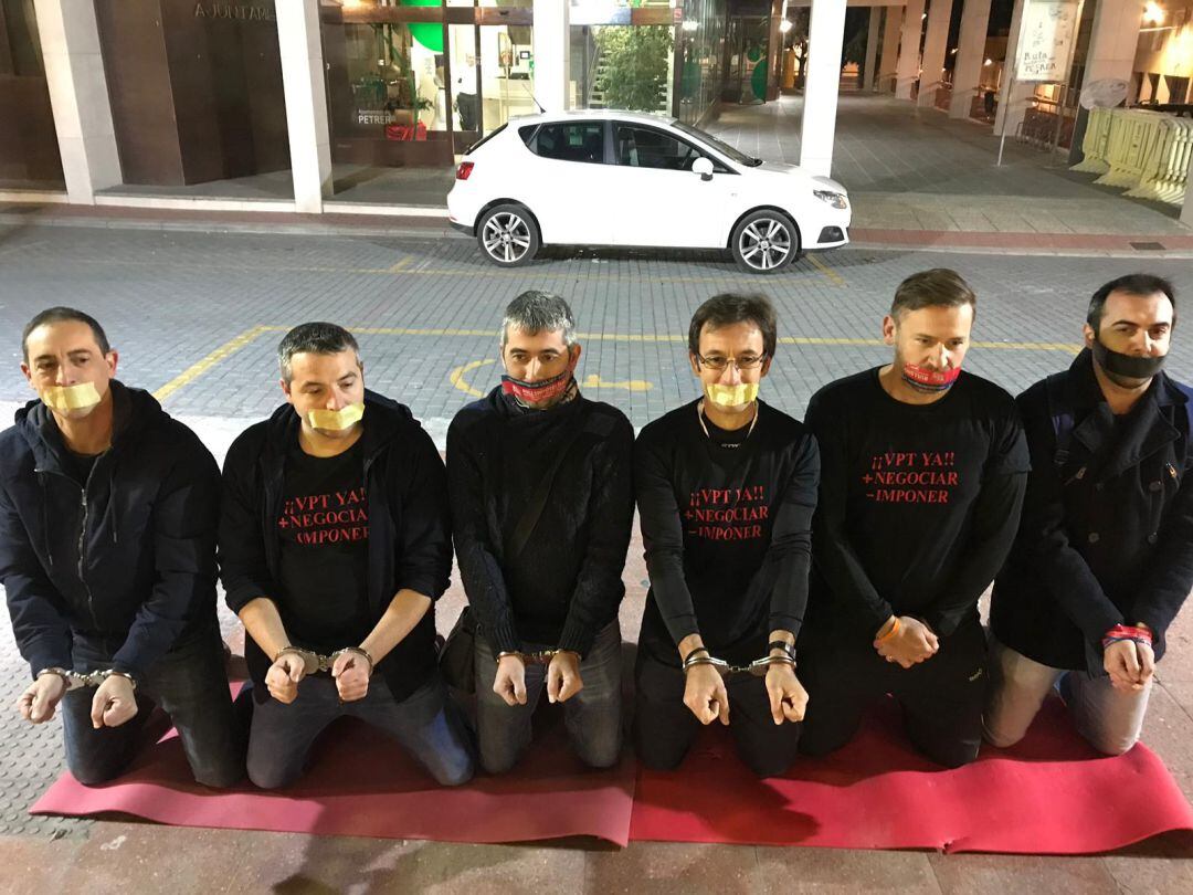 Protesta de los sindicatos a la puerta del Ayuntamiento de Petrer