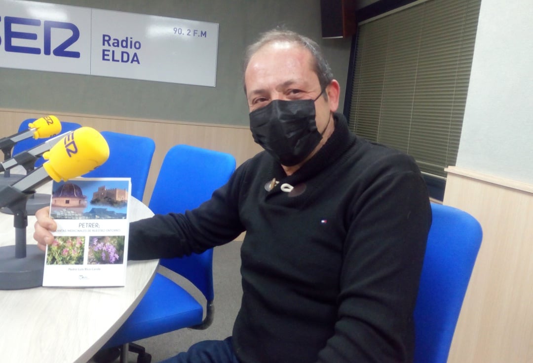 P. L. Rico, autor del libro &quot;Petrer, plantas medicinales de nuestro entorno&quot;, en el estudio de Radio Elda SER