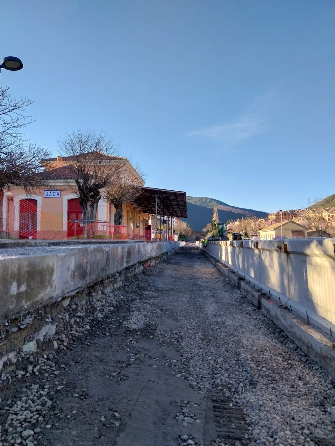 Obras de renovación de la vía ferroviaria en la estación de tren de Jaca