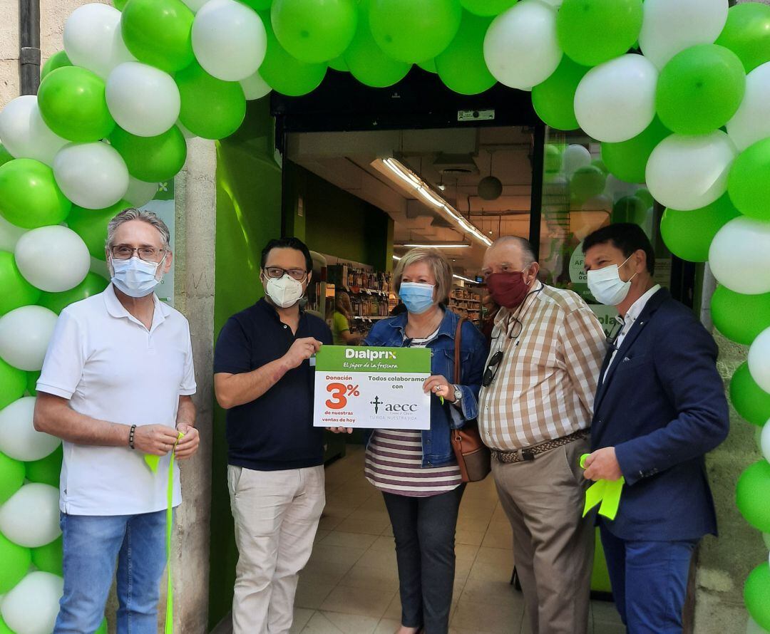 Instante de la inauguración del nuevo supermercado de Dialprix con la entrega solidaria del 3% de la venta del primer dia a la Asociación Española contra el Cáncer