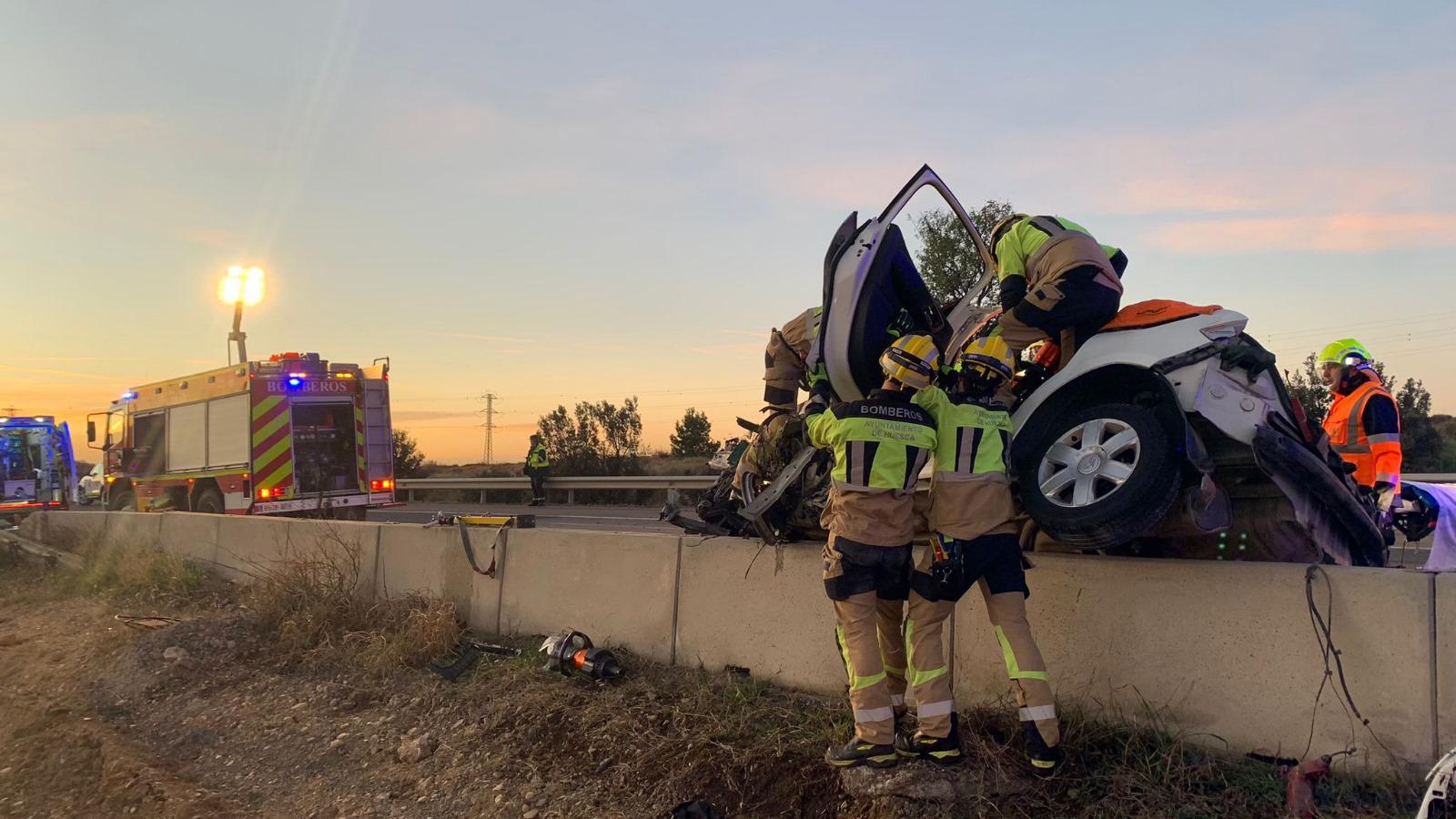 Trabajos de excarcelación de los bomberos de Huesca en un accidente de tráfico