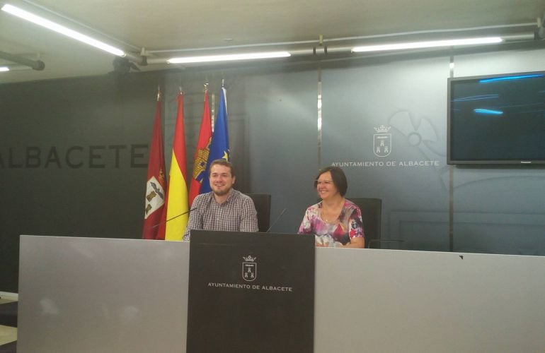 Manuel Martínez (PSOE) y Victoria Delicado (Ganemos Albacete)