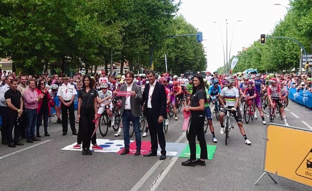 El alcalde Javier Ayala cortando la cinta inicial