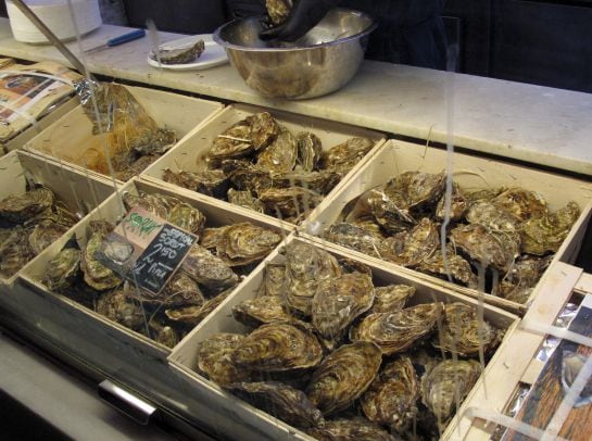 Comercio de ostras en el Mercado de San Miguel, Madrid