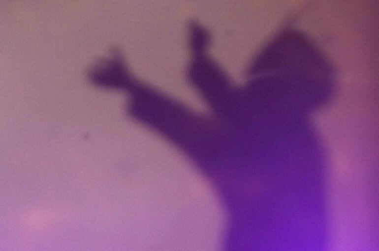 La sombra del rey Baltasar bajo una estrella en el escenario de la Plaza de Cibeles