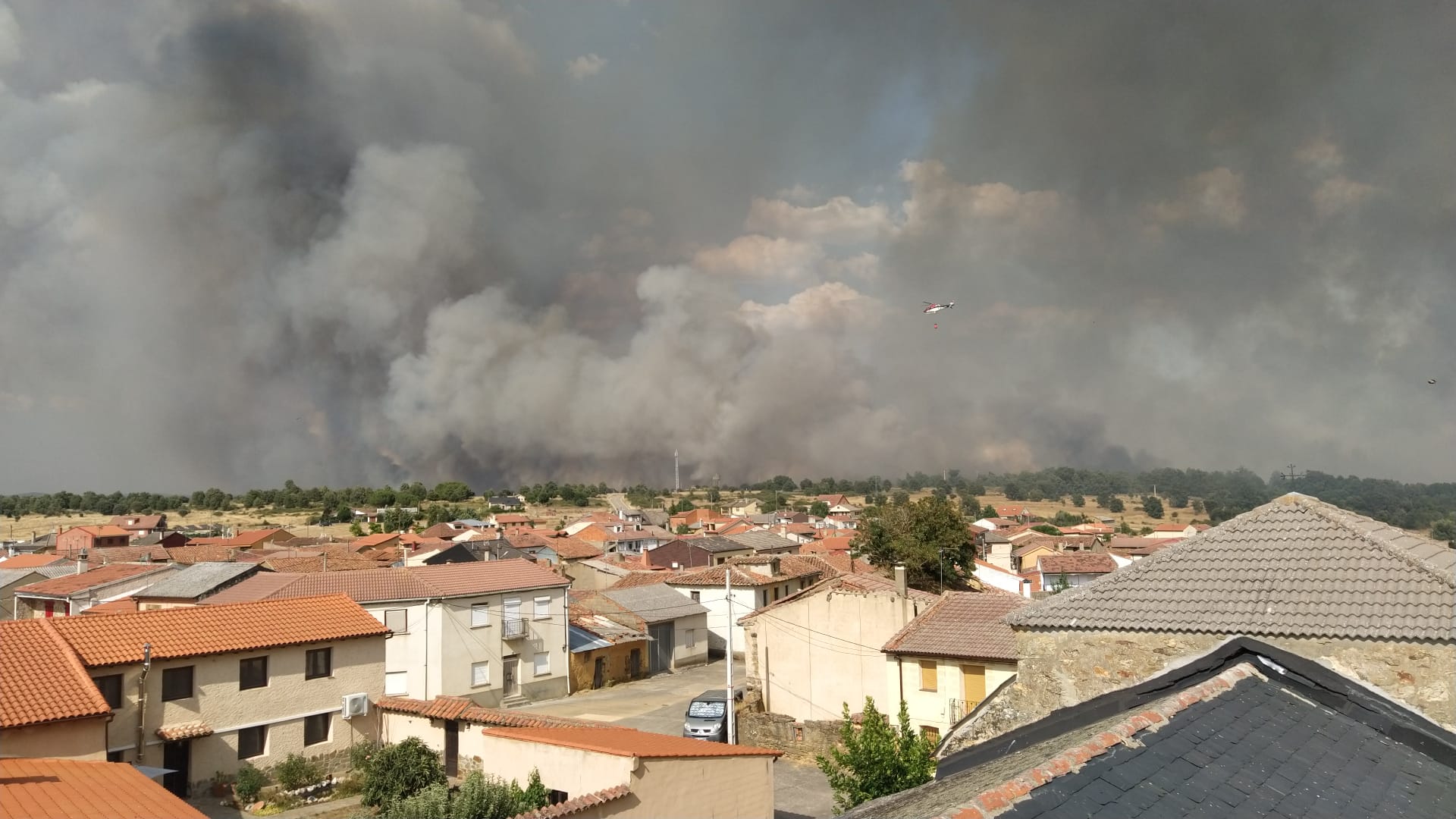 La población de Molezuelas de la Carballeda, desalojada por el incendio