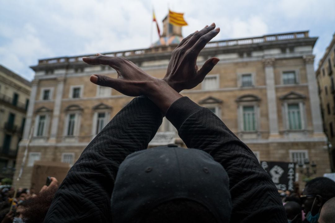 Una persona cruza los brazos durante una concentración en Plaza de Sant Jaume de Barcelona contra el racismo en junio de 2020 (Archivo)