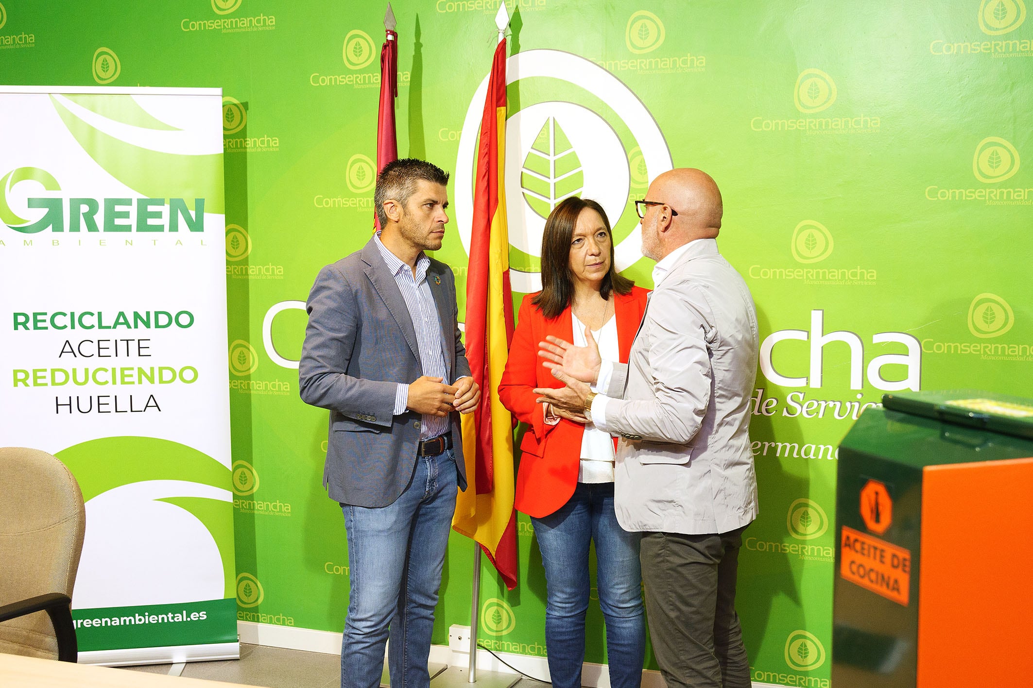 La presidenta, Rosa Melchor, junto al vicepresidente de la Mancomunidad, Santiago Lázaro, y al representante de la empresa que prestará el servicio de recogida de aceite vegetal usado, Antonio Toledo