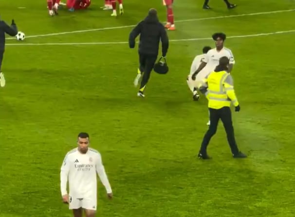 Los primeros segundos después de que el árbitro pitase el final del partido en Anfield