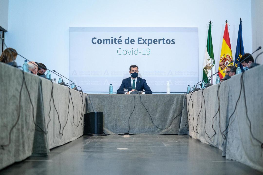 El presidente de la Junta, Juan Manuel Moreno, durante la última reunión del comité de expertos que hace el seguimientos de la evolución de la pandemia. 