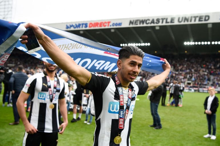 Ayoze Pérez, jugador del Newcastle de Rafa Benítez, celebra el título de Liga 